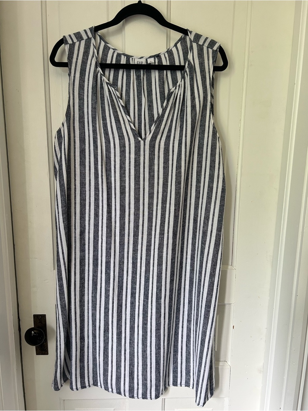 GAP Sleeveless V-Neck Stripe Dress in Black and White